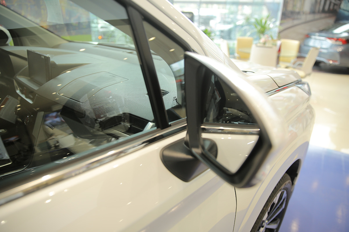 Gương chiếu hậu được trang bị nhiều tính năng trên Toyota Veloz