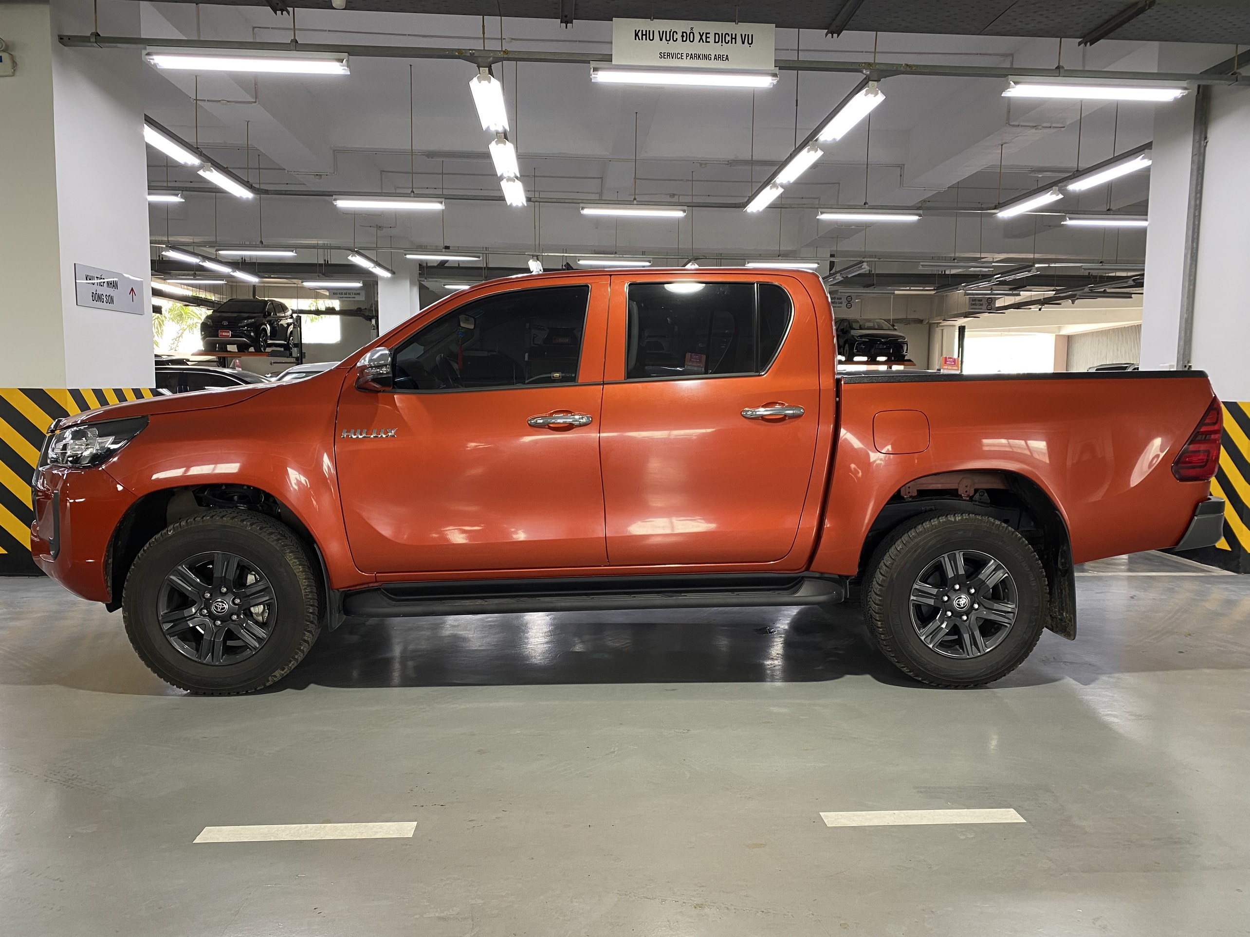 Màu xe bán tải Toyota Hilux 2021 có 6 màu Bạc trắng đỏ cam đen