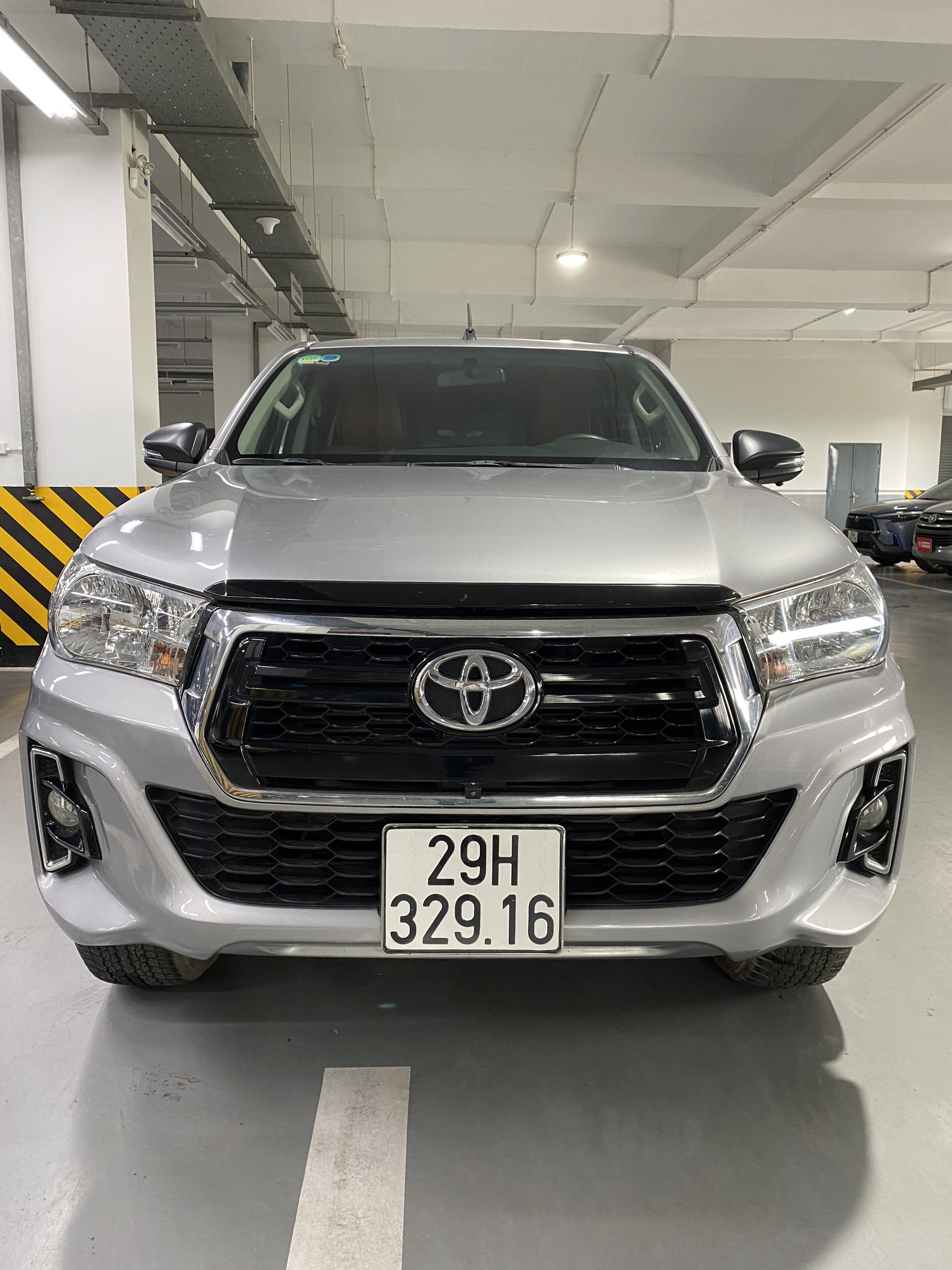 Cạnh tranh Ford Ranger Toyota Hilux 2019 lần đầu giảm giá và thêm phiên  bản mới tại Việt Nam