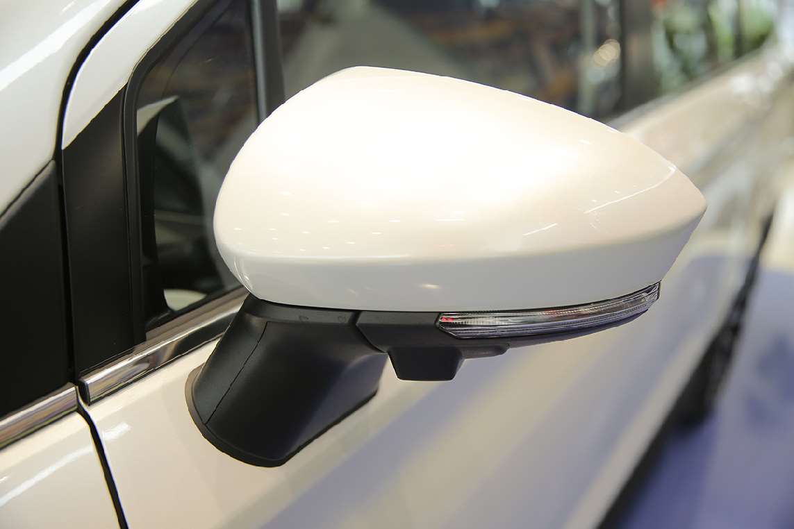 Gương xe được trang bị hệ thống camera 360 độ cùng với đèn cảnh báo sương mù