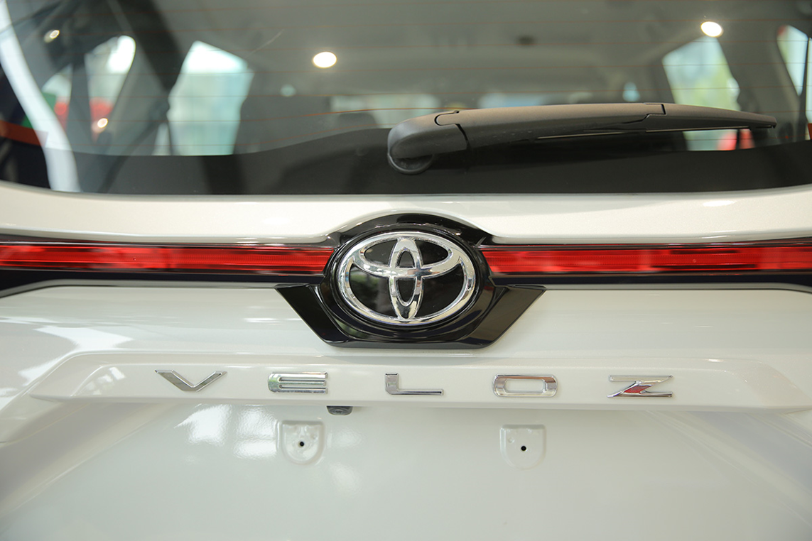 Phần đuôi xe trên chiếc Toyota Veloz