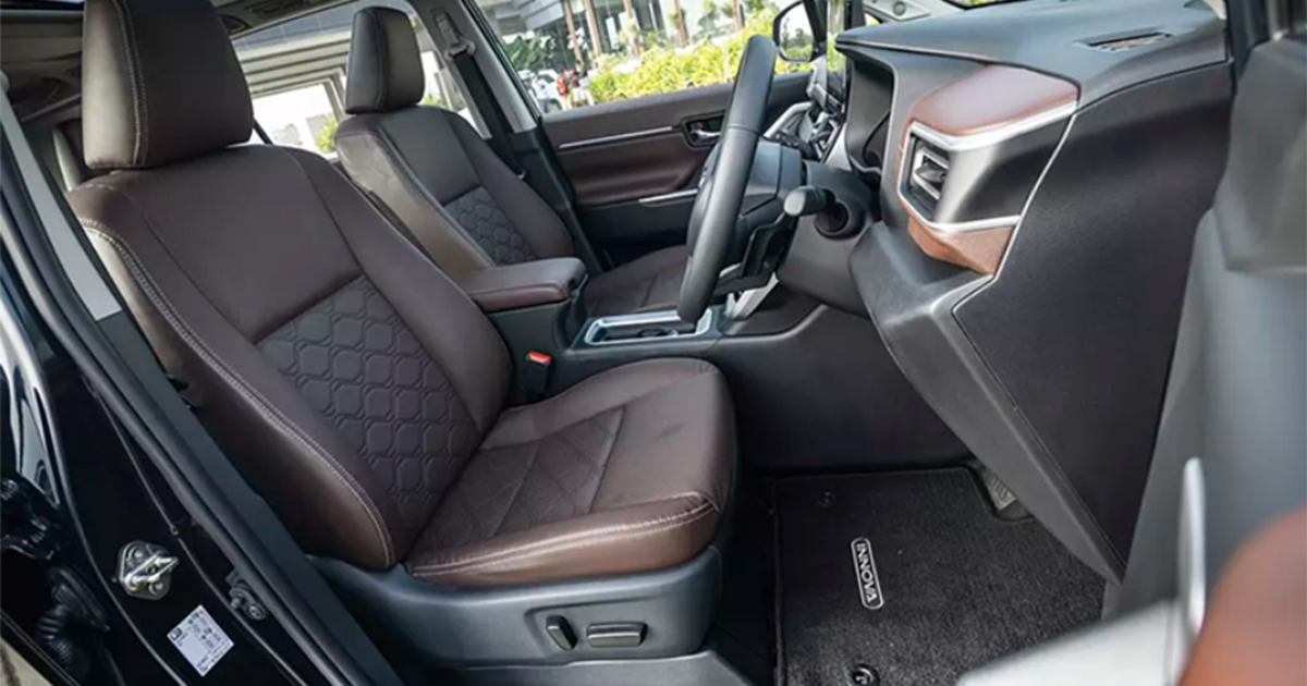 Khoang ghế lái xe Innova Cross