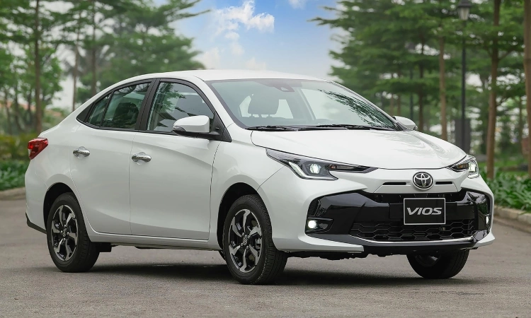 hông xe Toyota Vios 2024 màu trắng