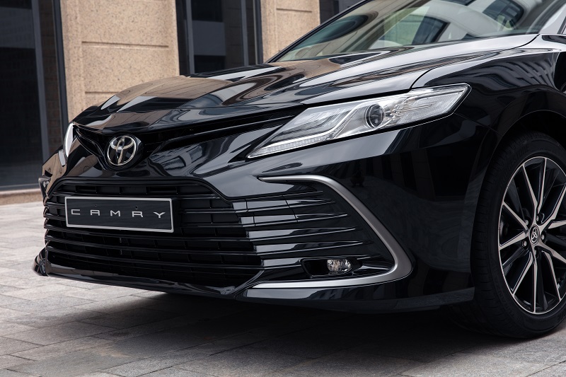 Đầu xe Toyota Camry 2023 màu đen