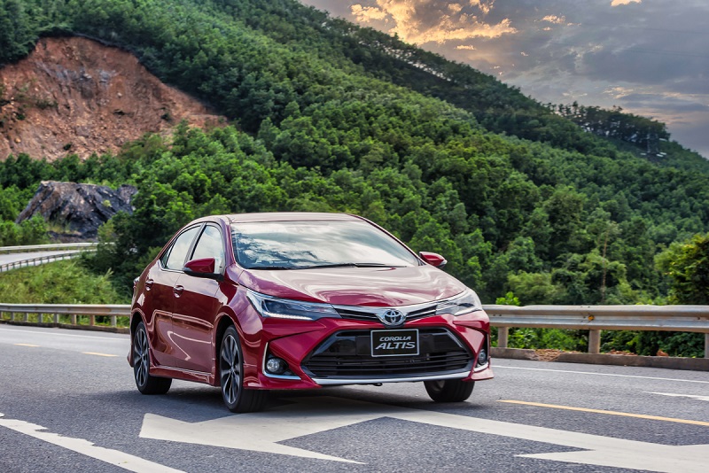 xe Corolla Altis 2024 màu đỏ