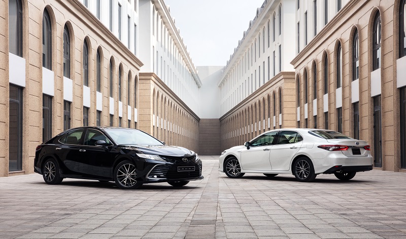 xe Toyota Camry 2022 màu đen và màu trắng