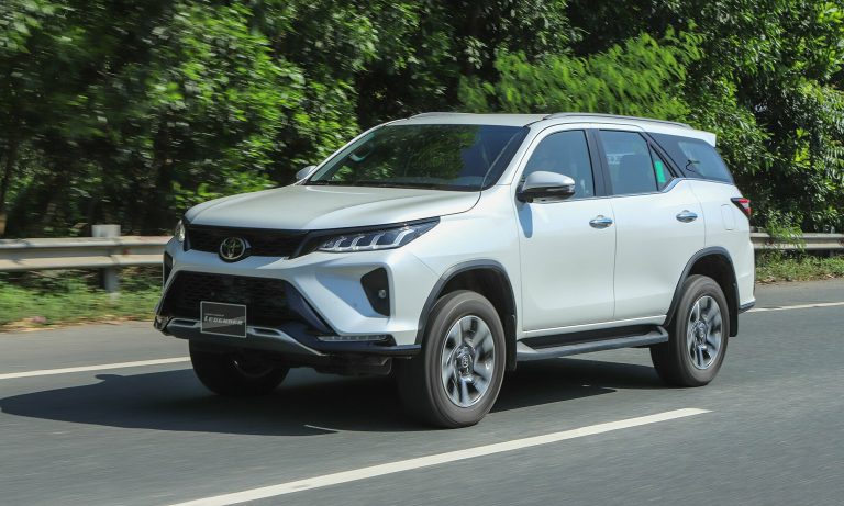 Giá xe Toyota Fortuner và tư vấn khách hàng khi mua chọn bản máy dầu hay máy xăng?