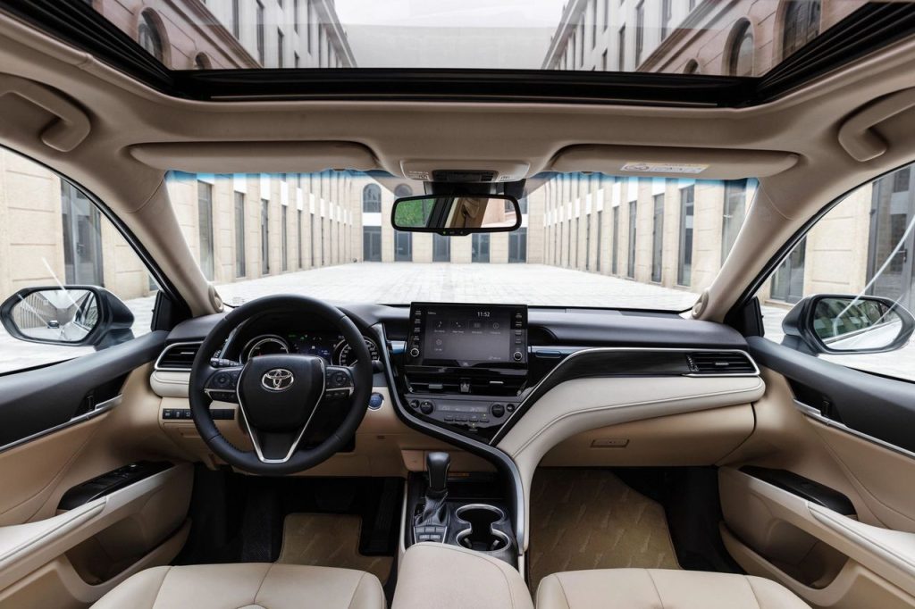 Giá lăn bánh Toyota Camry 2023 khoang lái xe