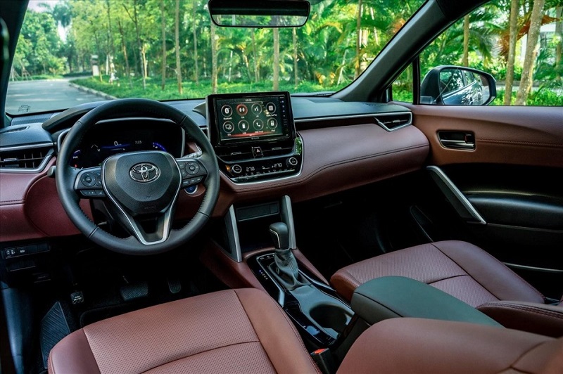 nội thất màu đỏ đen xe Toyota Cross 1.8G