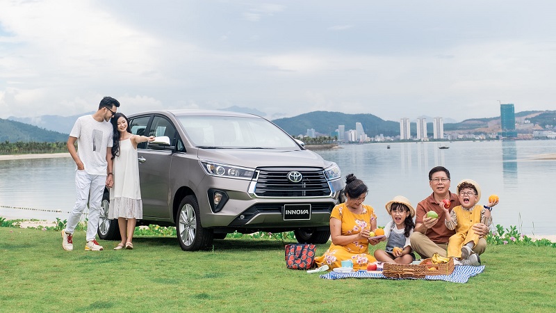 gia đình cắm trại bên xe Innova màu đồng