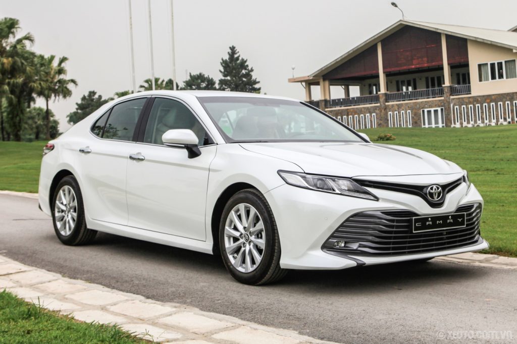 Giá lăn bánh Toyota Camry 2023: thân xe Camry 2023 màu trắng 