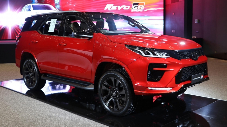 ngoại thất xe Toyota Fortuner GR Sport 2022 màu đỏ